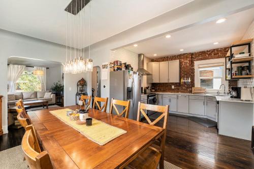 5-Bedroom Victorian Home Private Yard Sleeps 10