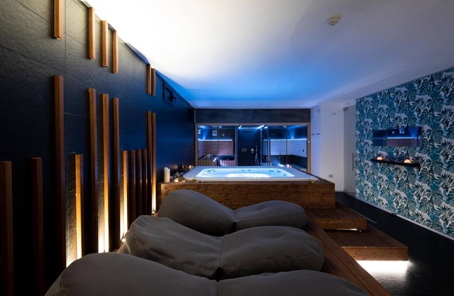 Alkamuri Posh Hotel Spa 107 Jacuzzi Suite