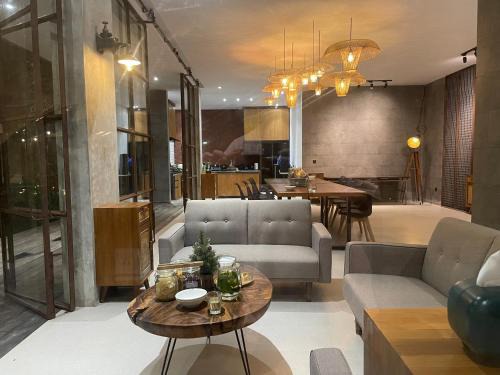 Balitri - hidden gem 9BR service villa hall pool sauna