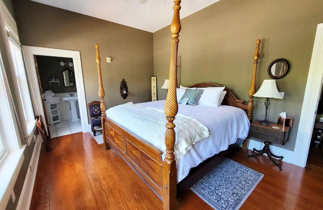 Camellia Rose Inn- King Room Southern Charm