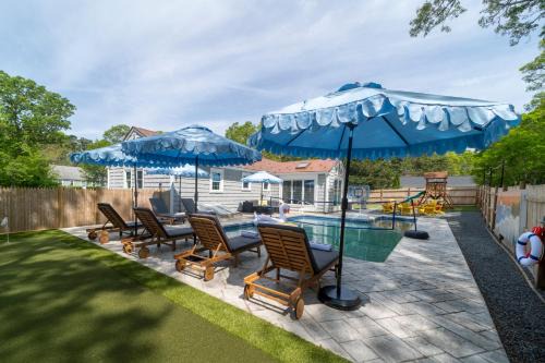 Cape Cod heated Pool, Putting Green, Speak Easy, Game room,