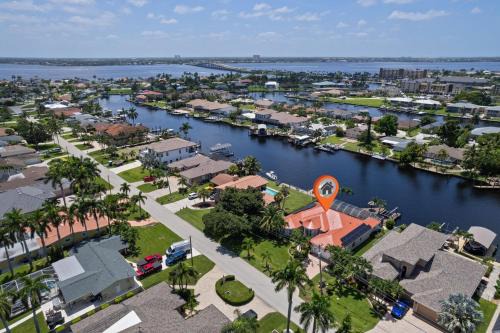 Cape Serenity- Premier Waterfront Villa with Kayaks and Bikes