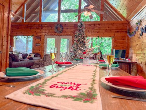 Charming Cabin, Seasonal Decor & Pool, 3min to Pkwy, Grill, GameRoom, Wifi & Workstation, Sleeps 14