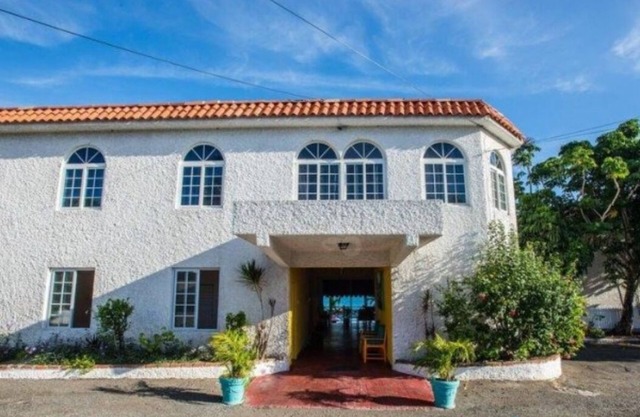 Chrisanns Hidden Cove Double Bed room max 3 guests, pool, beach