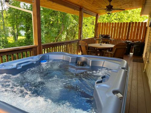 Conveniently located in Pigeon Forge, spacious & clean 3 bedroom!