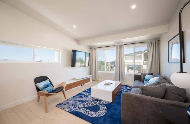 Entire 2 Unit Duplex, King Beds, Rock View EV