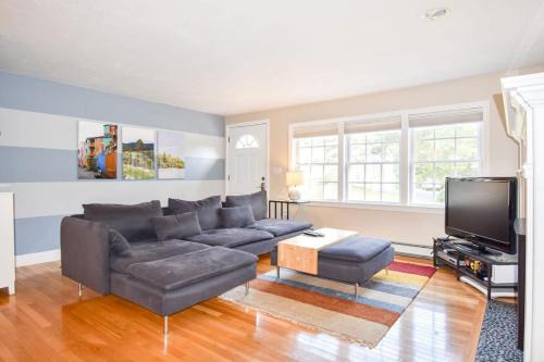 Fully Renovated Walk to Scargo Lake