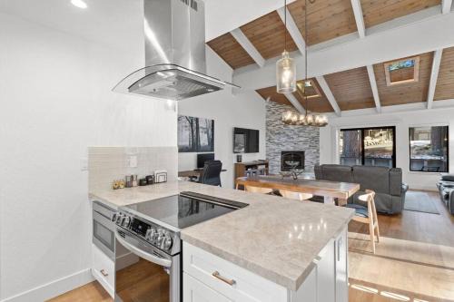 Fun & Air Conditioned Lake Tahoe 3 BR/2.5 BA Home