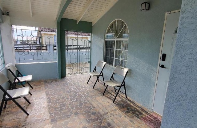 Hillside Sunrise, 2 Bed 2 Bath in Gated Community, close to beach, food, clubs & shopping Free Parking, Free Wi-Fi