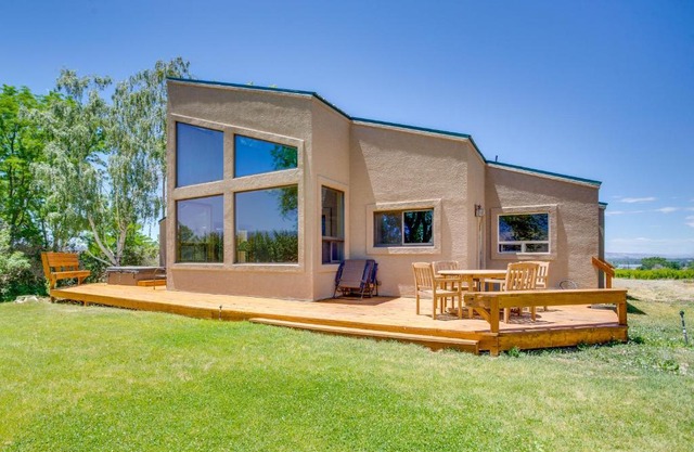 Hot Tub, Wineries, Mtn Views Palisade Home!