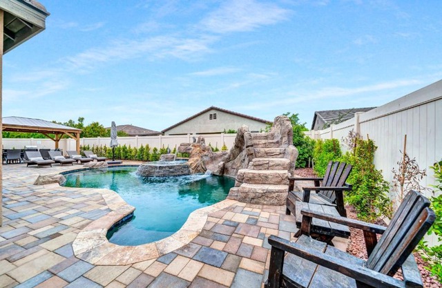 IndioStay 5min to Coachella & Stagecoach Fest -Private Pool, Water Slide, Waterfall, Jacuzzi, Fire Pit