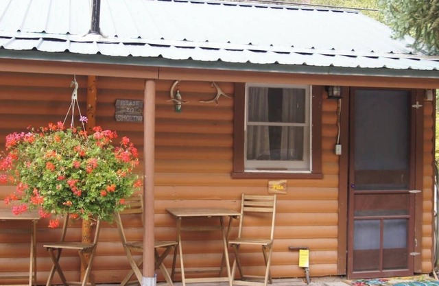 Iris Cabin with Mountain Views