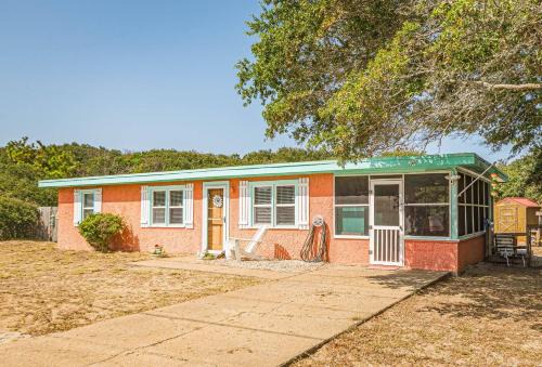 K2118 Oh So Sandy! Historic Oceanside Flat Top! Steps from Beach, Short Stays Welcomed!