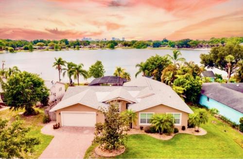 Lakefront and Pool 4bed Orlando House Near Downtown 20 minutes from Attractions
