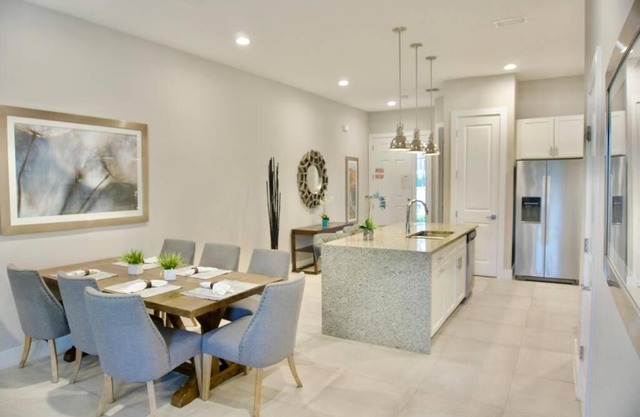 Lovely 4 bdr/3.5 bath Townhouse 4 miles to Disney!