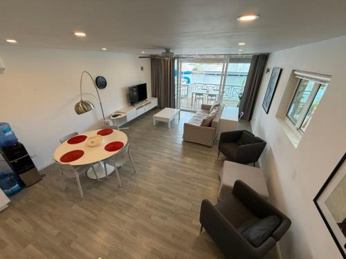 Luxury Waterfront Villa 431F Starlink Wifi