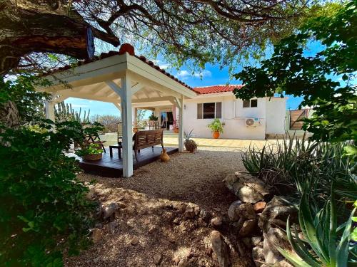 Mila's Authentic Family Getaway Aruba