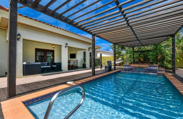 New Listing Close To Beach Jacuzzi Villa