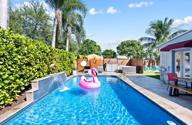 Palms Retreat! Giant Heated Pool-HotTub-FirePit-5Min2Beach-Pets-EV Chgr