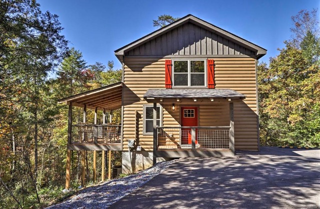 Pigeon Forge Cabin with Hot Tub 1 Mi to Parkway