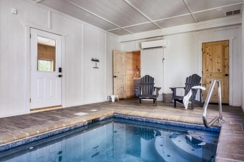 Private Indoor Pool Cabin w/Game Room & Hot Tub!