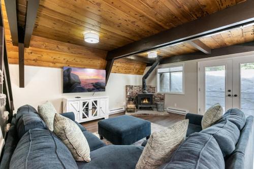 Rustic and Modern 3BDR Tahoe Cabin