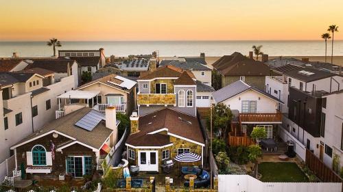 Sand Castle by AvantStay Beach House on Balboa Peninsula w Patio Hot Tub