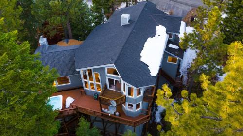 Sparrow by AvantStay Modern Mountain Retreat w Hot Tub Pool Table Games