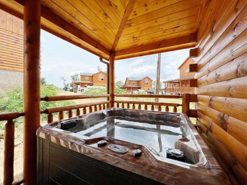 Splendid 2Cabins Sleeps 28 Pool Hot Tub More