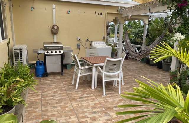 Tropical garden cottage -private with patio & courtyard. Plus vehicle for rent