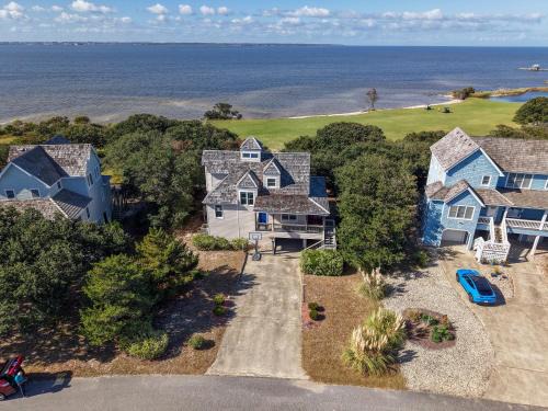 Waterfront luxury w-beach resort-pool-golf-tennis-fishing & views!